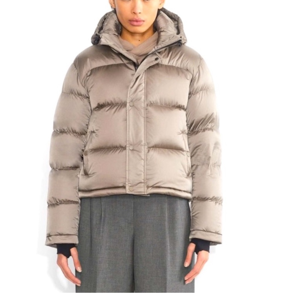 Aritzia women’s satin super puffer shortly M
